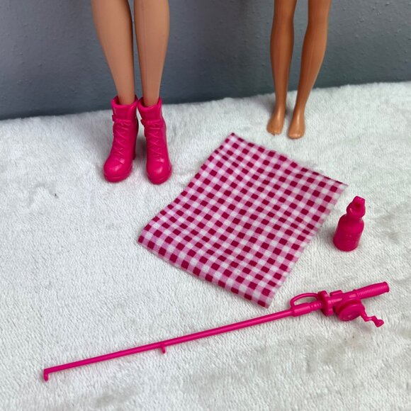 Barbie Sisters Go Fishing 2011 Stacie Outfit Pole Picnic Blanket Shoes Set - Picture 4 of 13